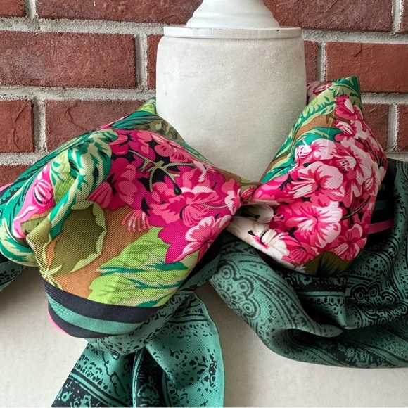 •Oscar De La Renta Silk Floral Signed Scarf Vintage Made in Japan 35”x35” - Picture 3 of 16
